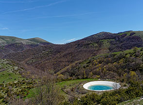 Salendo verso Croce dei Fetti in un volubro colmo d&rsquo;acqua il cielo si specchia.