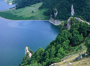 Scorcio sulla stretta del Morrone Pizzuto al Lago del Turano, dove delle possenti guglie rocciose sembrano essere state poste a sentinella del passaggio.