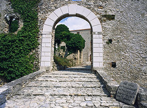 Portale d&rsquo;ingresso alla Rocca di Monte Astuni, dove attualmente si trova una Comunit&agrave; Capodarco.
