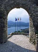 &ldquo;Vista sul Lago&rdquo; (portale della Rocca di Monte Antuni).