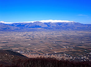 La Piana del Fucino, chiusa dal massiccio del Sirente, vista da Monte Bello.