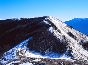 La splendida dolina incastonata all&rsquo;inizio della Cresta Nord del Monte Romanella.