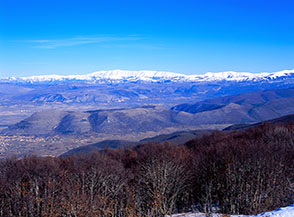 La lunga e bianca catena della Majella vista dal Monte Romanella.