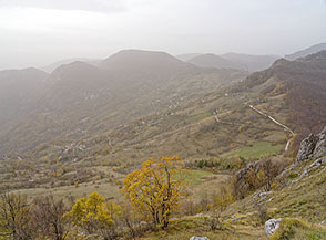 Vista dalla cima del Monte Bertona sui campi di Villa Celiera.