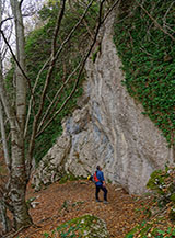 La piccola parete attrezzata con vie di arrampicata, incontrata al ritorno sul versante settentrionale del Monte Bertona.