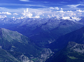 Uno sguardo su Courmayeur dal Rifugio Torino Nuovo, all&rsquo;orizzonte vestiti di bianco: il Gran Paradiso ed il Ghiacciaio del Ruitor.