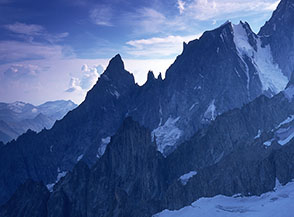 Il minaccioso profilo dell&rsquo;Aiguille Noir de Peuterey e Blanche de Peuterey, in primo piano l&rsquo;affilata cresta dell&rsquo;Aiguille de la Brenva.
