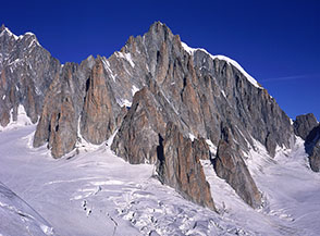 Il Mont Blanc du Tucul (4248m.) visto da est, la torre pi&ugrave; alta sulla sx staccata dalla cresta &egrave; il Grand Capucin.