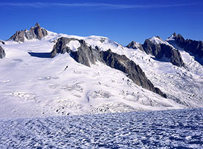 Il Ghiacciaio du Geant con al centro il Gros Rognon, in lontananza sulla sx l&rsquo;Aiguille du Midi.