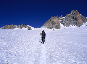 Verso il Rifugio Des Cosmiques, sulla dx &egrave; l&rsquo;Aiguille du Midi (3842m.).