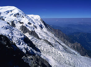 Il Ghiacciaio de Bossons, alquanto crepacciato, scende verso Chamonix.