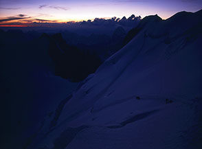 Le prime luci dell&rsquo;alba ci trovano poco sotto il Col du Mont Maudit (4354m.).