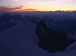 L&rsquo;alba sul Mont Blan du Tucul.