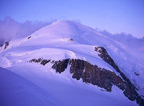 &ldquo;Il risveglio del Gigante&rdquo; (prime luci dell&rsquo;alba sulla cima del Bianco dal Col du Mont Maudit).