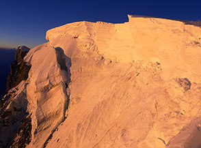 Primo sole sui muri di ghiaccio del Colle della Brenva (4309m.).
