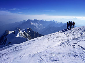 Dalla cima del Monte Bianco panoramica finale della via di salita che proviene da Col du Midi.