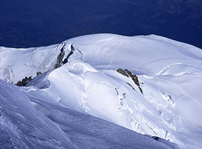 La Via normale francese dall&rsquo;Aiguille du Gouter, sulle rocce alla dx il Rifugio Des Bosses e Vallot.