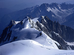 Dalla vetta del Bianco verso nord-est: il Colle della Brenva, il Mont Maudit, il Mont Blan du Tucul e, sullo sfondo, il Ghiacciaio di Talefre.
