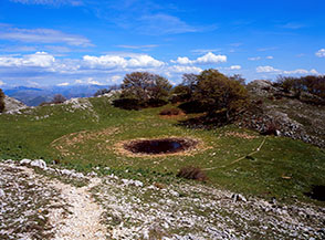 Il Laghetto d&rsquo;Aspra in una bucolica conca sotto Monte Aspra.