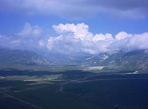 L&rsquo;altopiano di Campo Imperatore, salendo lungo la Cresta Ovest del Monte Bolza.