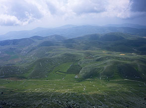 Vista sugli &ldquo;scarci&rdquo; (fazzoletti di terra coltivati) di Valle Frenda.
