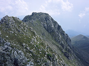 Lo sperone roccioso che s&rsquo;incontra lungo la cresta poco prima della cima di Monte Bolza.