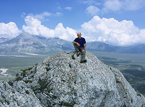 Il caratteristico masso sulla vetta di Monte Bolza, all&rsquo;orizzonte il Camicia.