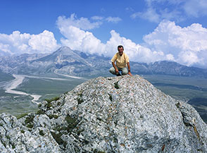Il caratteristico masso sulla vetta di Monte Bolza, all&rsquo;orizzonte il Camicia.