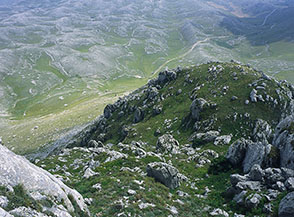 Il ripido canalino erboso che da Monte Bolza porta al Guado della Montagna.
