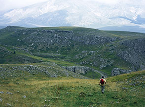 Sui prati di Vallelunga verso il Canyon della Valianara o di Fonte Cupa.
