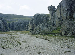 Sul fondo del Canyon della Valianara.