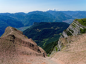 Affaccio sul canalone detritico che precipita sul Versante Sud di Cima Verde.