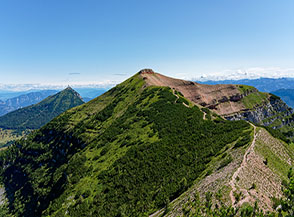 Uno sguardo alle spalle: la panoramica cresta che collega Cima Verde (sullo sfondo) al Doss d&rsquo;Abramo.