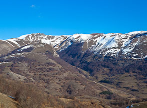 Vista sulla Valle di San Rufo, alla testata della quale si alza il Monte Pozzoni.