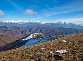 Luminoso panorama sui Monti della Laga e del Gran Sasso (sulla dx) ripreso dalla cima del Monte Boragine.