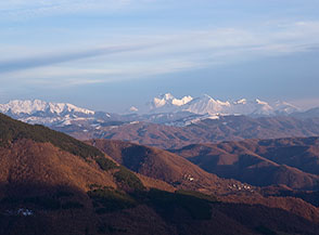 Lunghe ombre si allungano sul paesaggio mentre gli ultimi tenui raggi di Sole illuminano ancora all&rsquo;orizzonte le bianche cime della Laga e Gran Sasso.
