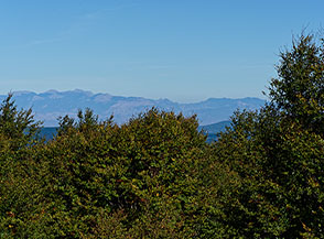La catena del Pollino intravista all&rsquo;orizzonte dal Monte Botte Donato.