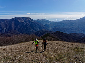 Usciti dal bosco nel tratto di cresta verso Colle del Termine, alle nostre spalle il Monte Giano.