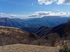 Dai prati di Monte Bove vista sulla lunga e boscosa Valle Viario.