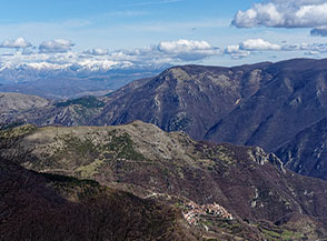 Il paese di Micigliano ripreso dalla cima del Monte Bove, la cima prativa che lo sovrasta &egrave; il Monte Porillo.
