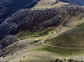 Affaccio sul prativo valico della Forchicchia dei Preti.