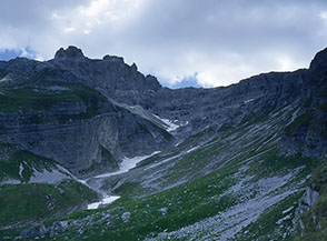 Il tratto della Cresta Orientale del Gran Sasso con le Torri di Casanova.