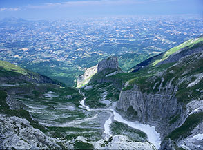 Visione dall&rsquo;alto del Fosso Malepasso: al centro il Cimone di Santa Colomba, mentre sullo sfondo &egrave; la piana di Teramo.