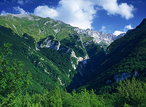 I boschi ed i prati sopra le gole del Vallone di Fossaceca (in ombra).