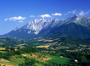 Il Monte Camicia ed il Monte Prena dal casello autostradale di Isola del Gran Sasso.