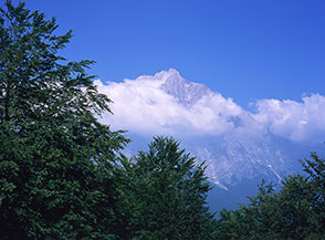 Vista sul Paretone del Gran Sasso dal rifugio del Bosco di San Pietro.