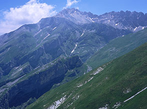 Il Cimone di Santa Colomba (al centro) che divide il Fosso Malepasso dal Fossaceca, sullo sfondo il Prena.