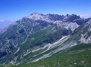 Il bacino sommitale dei valloni del Fosso Malepasso e del Fossaceca, sullo sfondo da sx il Prena, l&rsquo;Infornace e le Torri di Casanova.