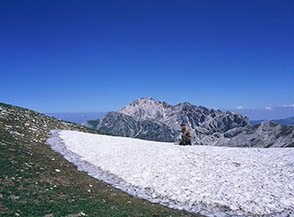 Nevaio sotto la cima del Brancastello, sullo sfondo il Prena.