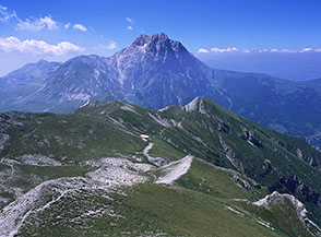 Pizzo San Gabriele, sovrastato alle spalle dalla mole del Corno Grande.